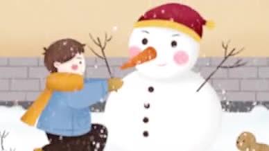 小男孩堆雪人小寒节气视频的预览图